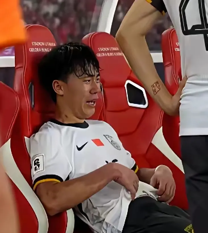 包含国王杯赛前走向成谜，塞维利亚止住颓势，底气十足，年轻球员得到机会的词条