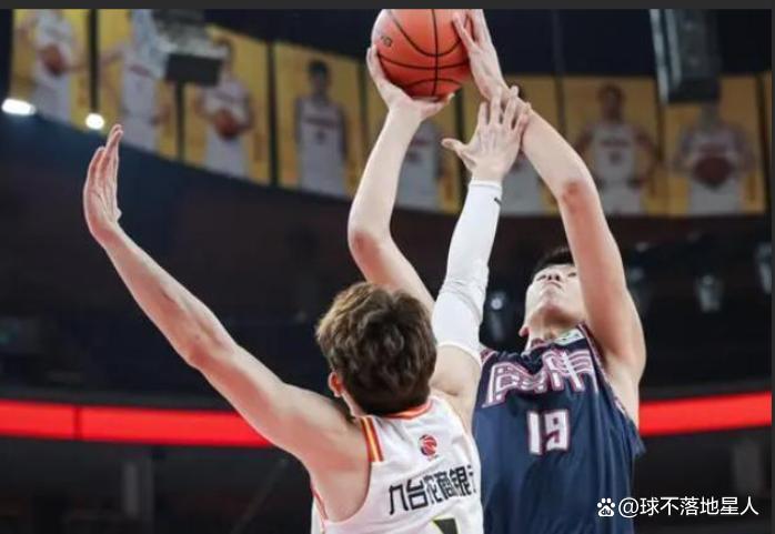 包含法甲赛前再迎强敌，山东男篮止住颓势，主帅态度：更衣室稳定，球队文化再被提及的词条